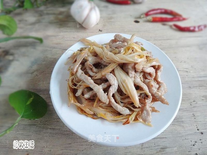黄花菜炒脊肉的做法