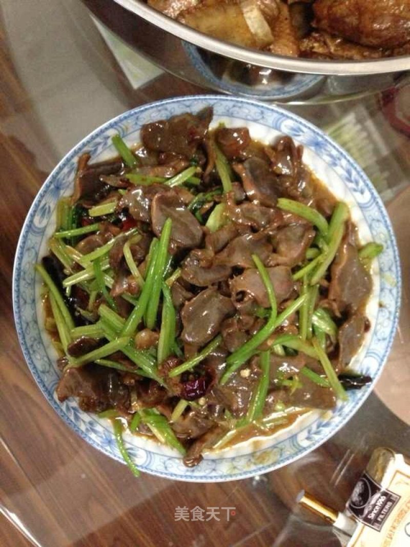 芹菜鸡肫的做法