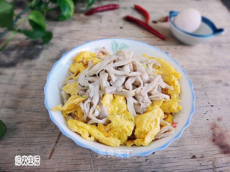 平菇炒鸡蛋的做法