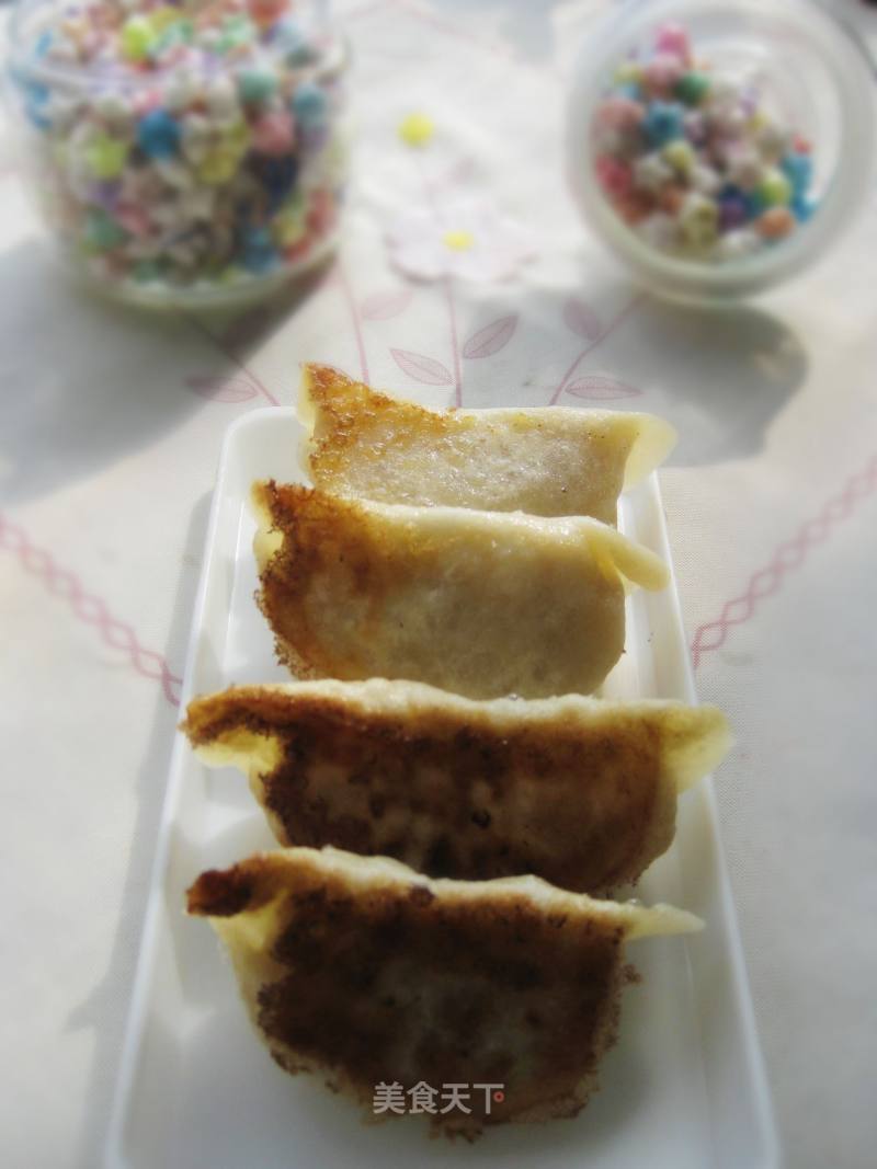 猪肉洋葱煎饺的做法