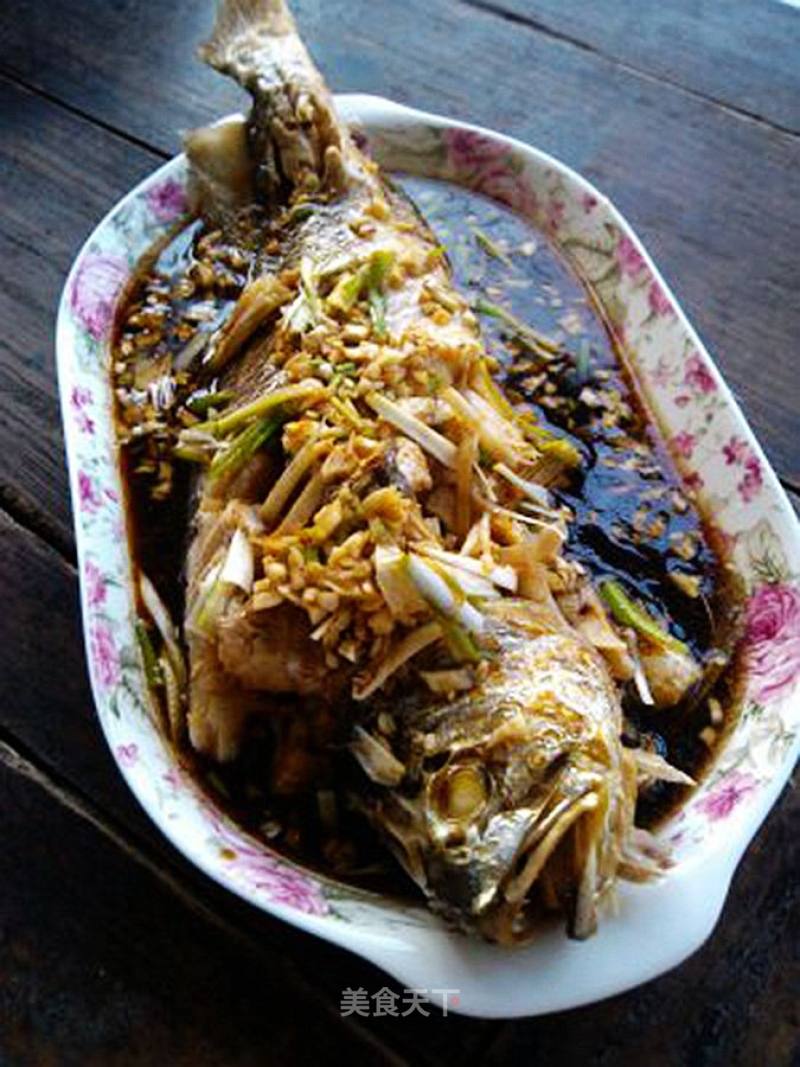 油泼蒜末黄菇鱼的做法