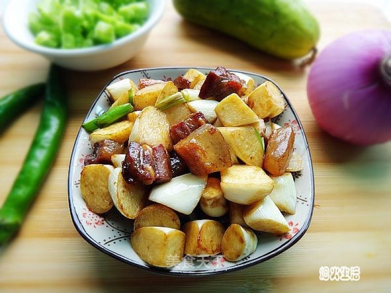 腊肉炒茭白的做法
