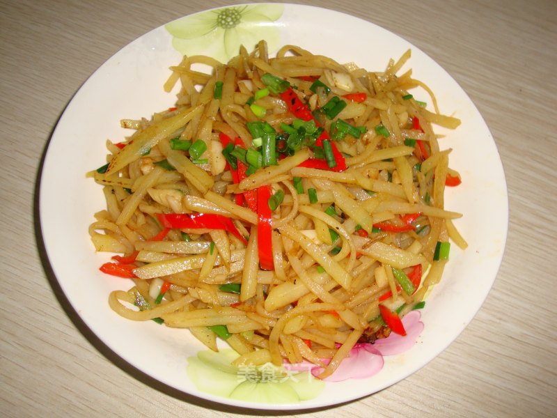 【三色土豆丝】---最最方便，经济实惠的家常菜的做法