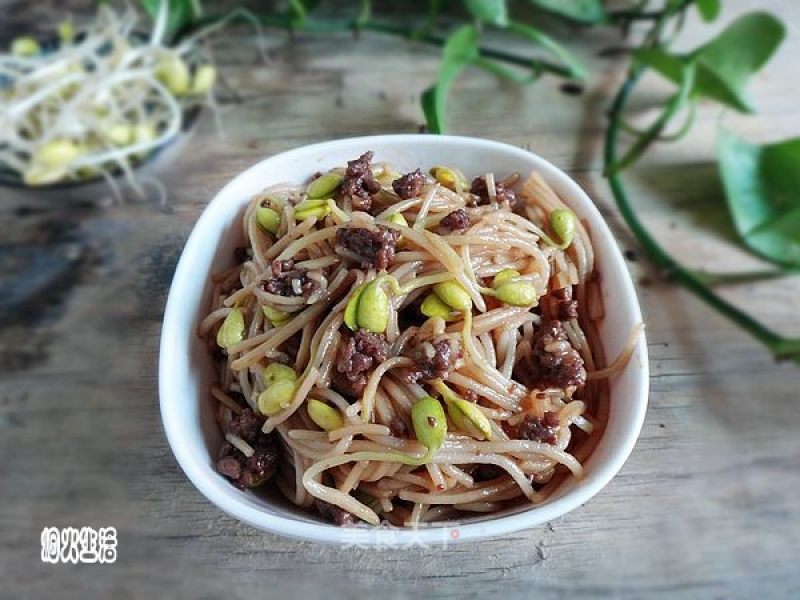 豆芽牛肉炒米线的做法