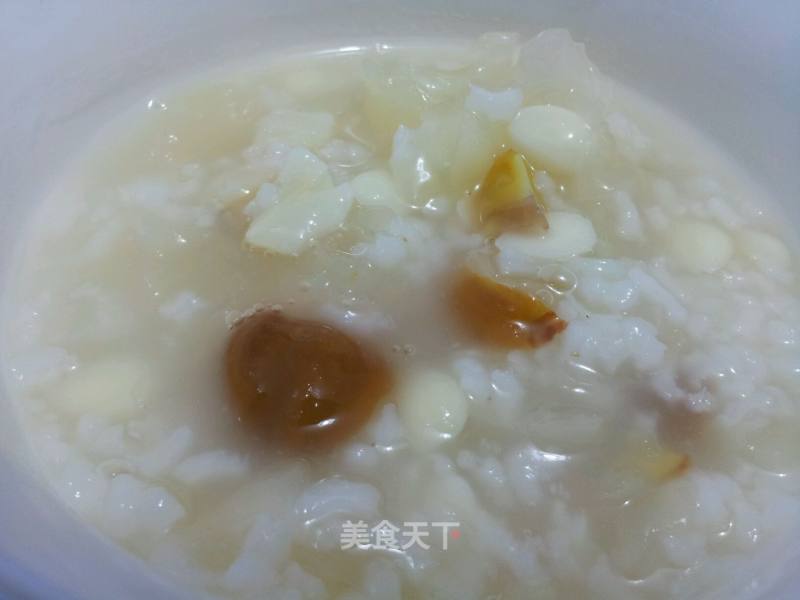 银耳杏仁莲子粥的做法