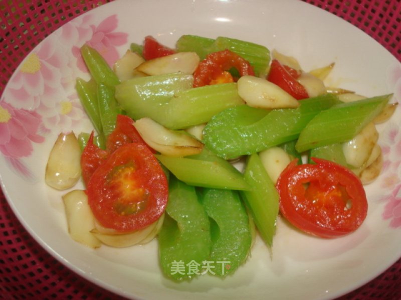 圣女果西芹百合的做法