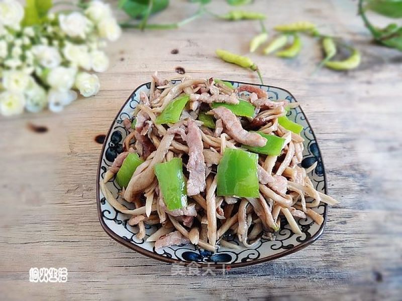 手撕茶树菇炒肉的做法