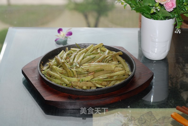铁板虾酱菜梗的做法