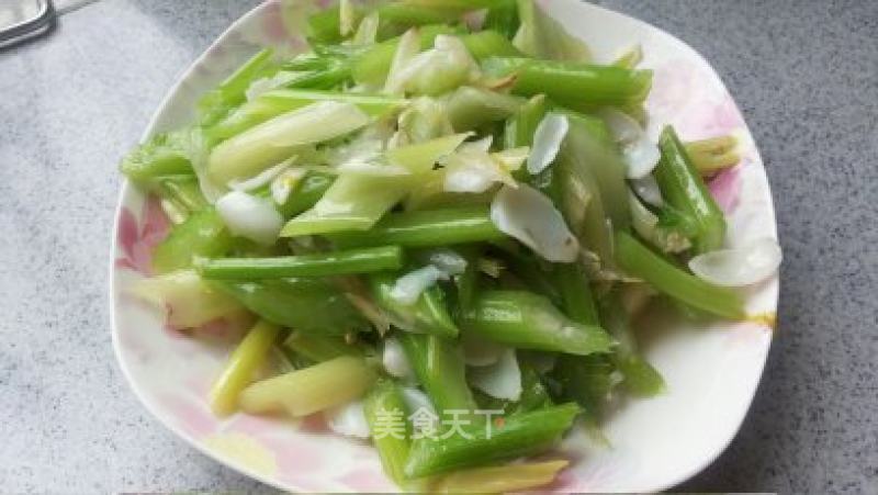 芹菜炒百合的做法