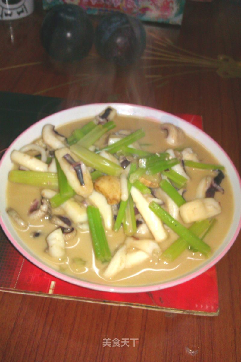墨鱼烧芹菜的做法