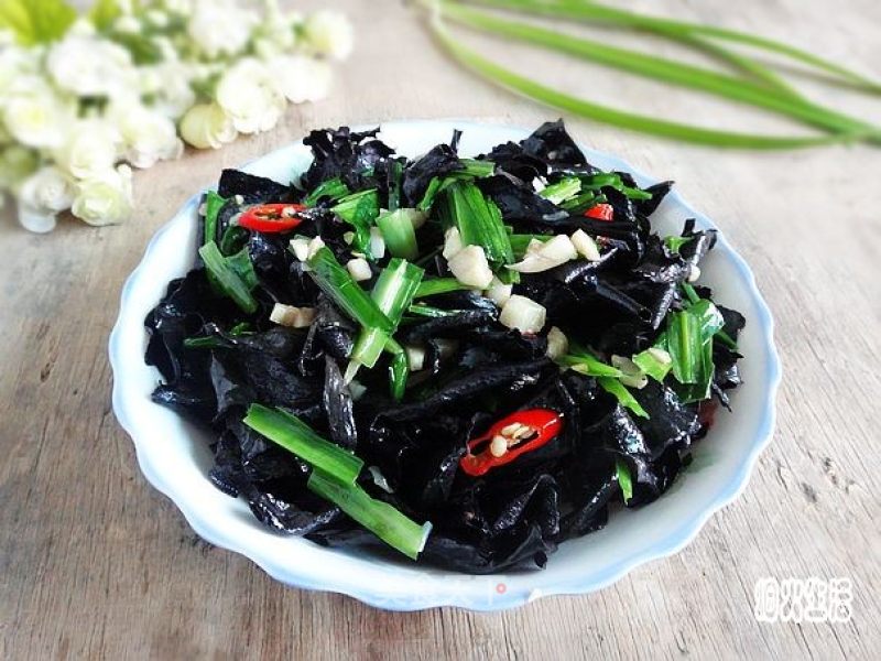 苤菜叶炒黑喇叭菌的做法