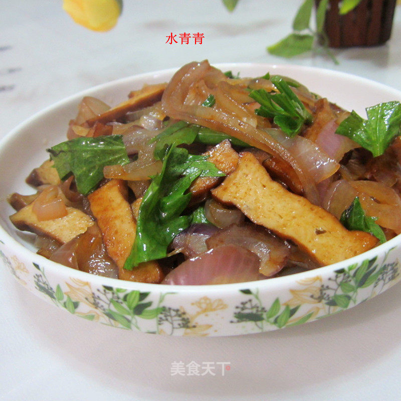洋葱炒卤豆腐干的做法