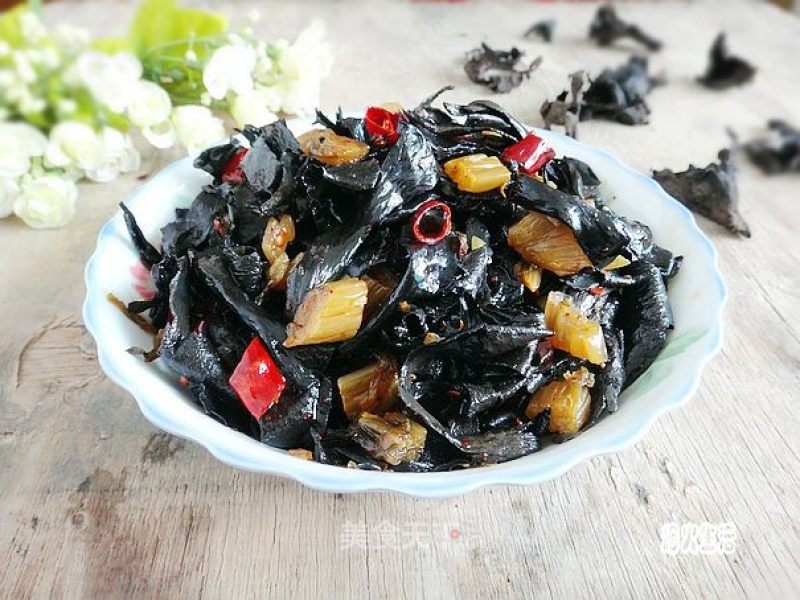 酸腌菜炒黑喇叭菌的做法