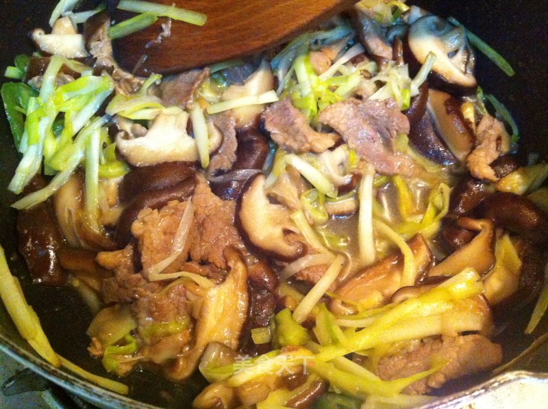 韭黄鲜蘑菇炒肉片的做法