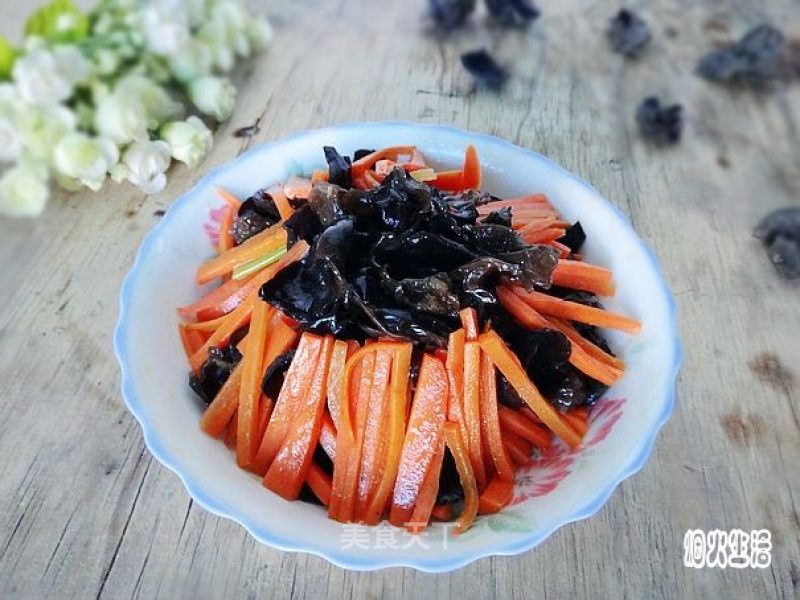 胡萝卜炒木耳的做法