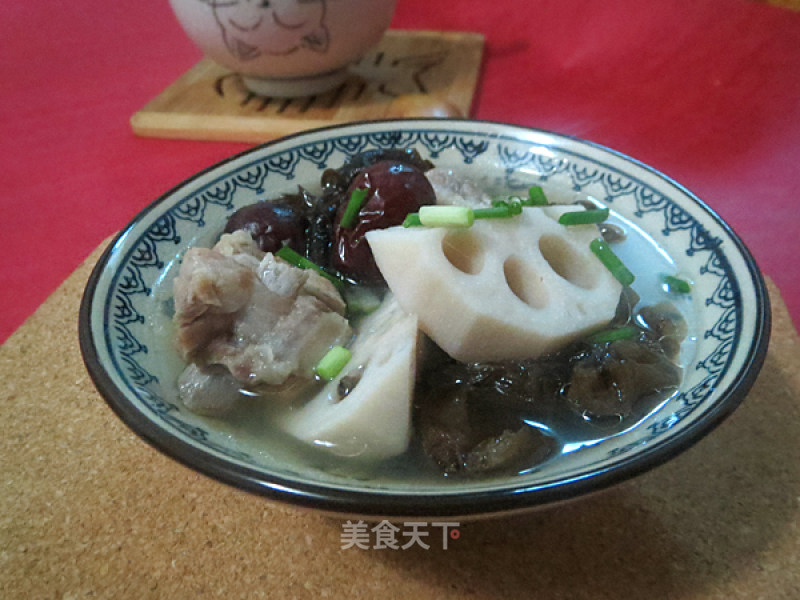 莲藕木耳排骨汤的做法