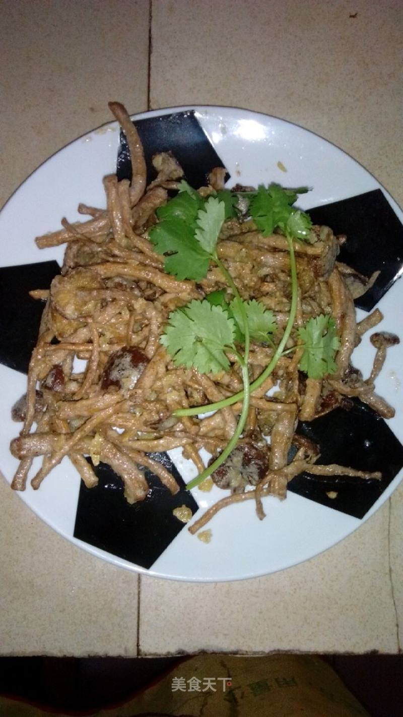 咸蛋黄焗茶树菇的做法