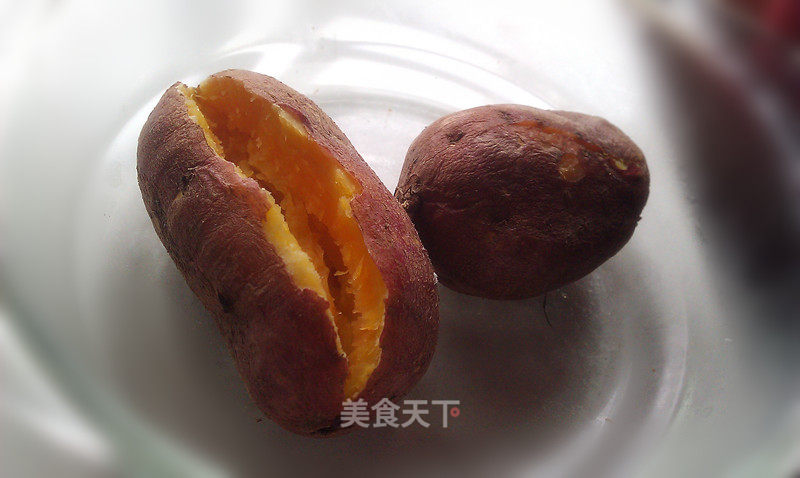 巧用微波炉---烤蕃薯儿的做法