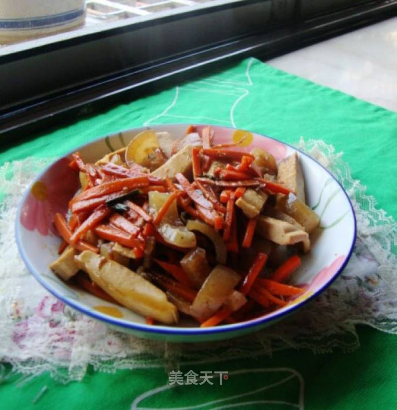 红萝卜香干炒猪皮的做法