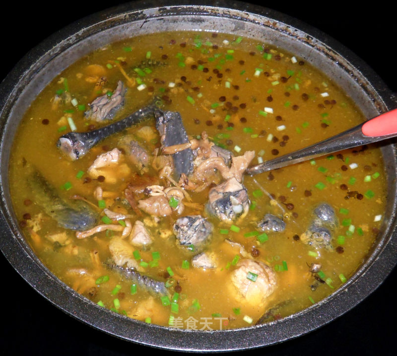 乳鸽乌鸡野生小黄菇煲汤的做法