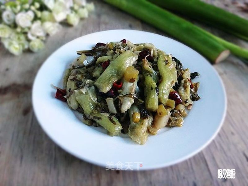 水腌菜炒芋杆的做法