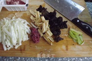 白菜木耳腐竹汤的做法步骤：1
