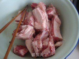 最简单的糖醋排骨的做法步骤：1