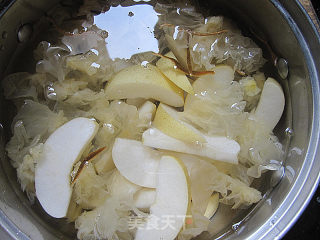 冰糖煲鲜百合雪耳糖水的做法步骤：4