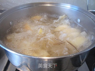 冰糖煲鲜百合雪耳糖水的做法步骤：7