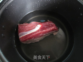 东坡牛肉的做法步骤：1