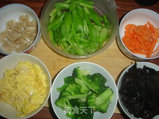 春季清肠菜——木耳鸡蛋爆鲜蔬的做法步骤：1