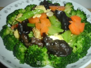 春季清肠菜——木耳鸡蛋爆鲜蔬的做法步骤：3