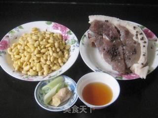 咸猪腿肉炖黄豆的做法步骤：1