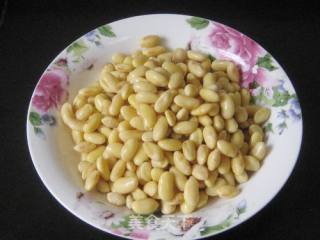咸猪腿肉炖黄豆的做法步骤：2