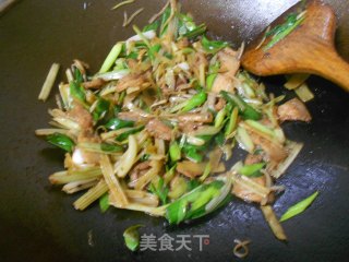 猪肉炒芹菜的做法步骤：6