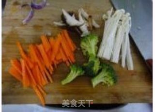 黑胡椒培根蔬菜卷的做法步骤：1