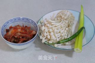 5分钟打造一款低热量的超级下饭菜——【泡菜蒸金针菇】的做法步骤：1