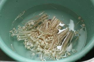 5分钟打造一款低热量的超级下饭菜——【泡菜蒸金针菇】的做法步骤：2