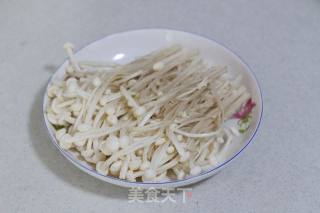 5分钟打造一款低热量的超级下饭菜——【泡菜蒸金针菇】的做法步骤：3