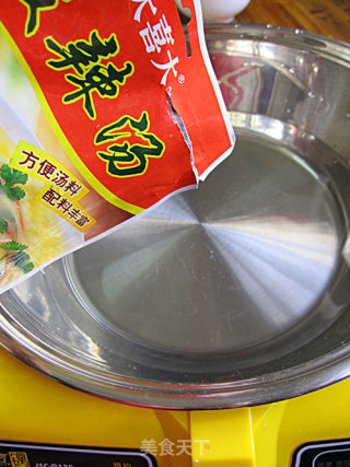 倒春寒防治感冒良方——海鲜酸辣汤的做法步骤：3