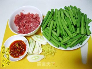 【燃情煮爱】蒜香煸豆角的做法步骤：1