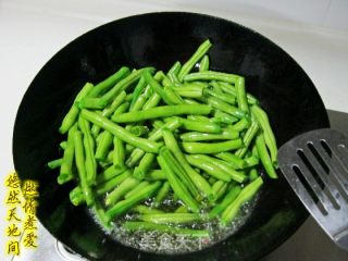 【燃情煮爱】蒜香煸豆角的做法步骤：2