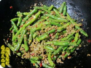 【燃情煮爱】蒜香煸豆角的做法步骤：4