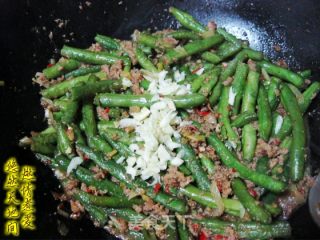 【燃情煮爱】蒜香煸豆角的做法步骤：5