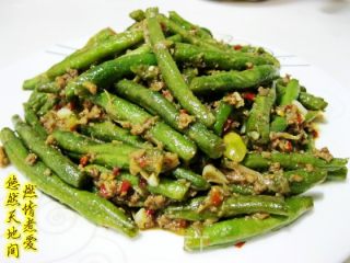 【燃情煮爱】蒜香煸豆角的做法步骤：6