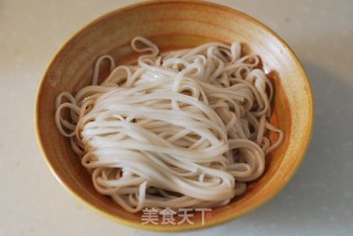 在家自制“鱼肉外酥里嫩、汤汁咸鲜适口”的江南风味【爆鱼面】的做法步骤：17