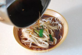 在家自制“鱼肉外酥里嫩、汤汁咸鲜适口”的江南风味【爆鱼面】的做法步骤：18