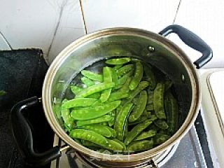 荷兰豆炒魔芋的做法步骤：2