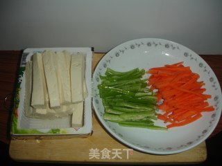 又一道鱼香口儿的菜——鱼香豆腐条的做法步骤：1