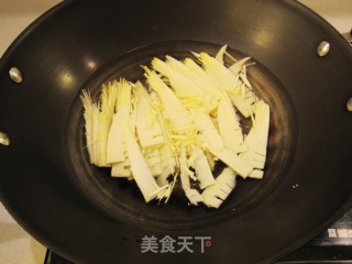 腊肉豆干炒藠头叶的做法步骤：2